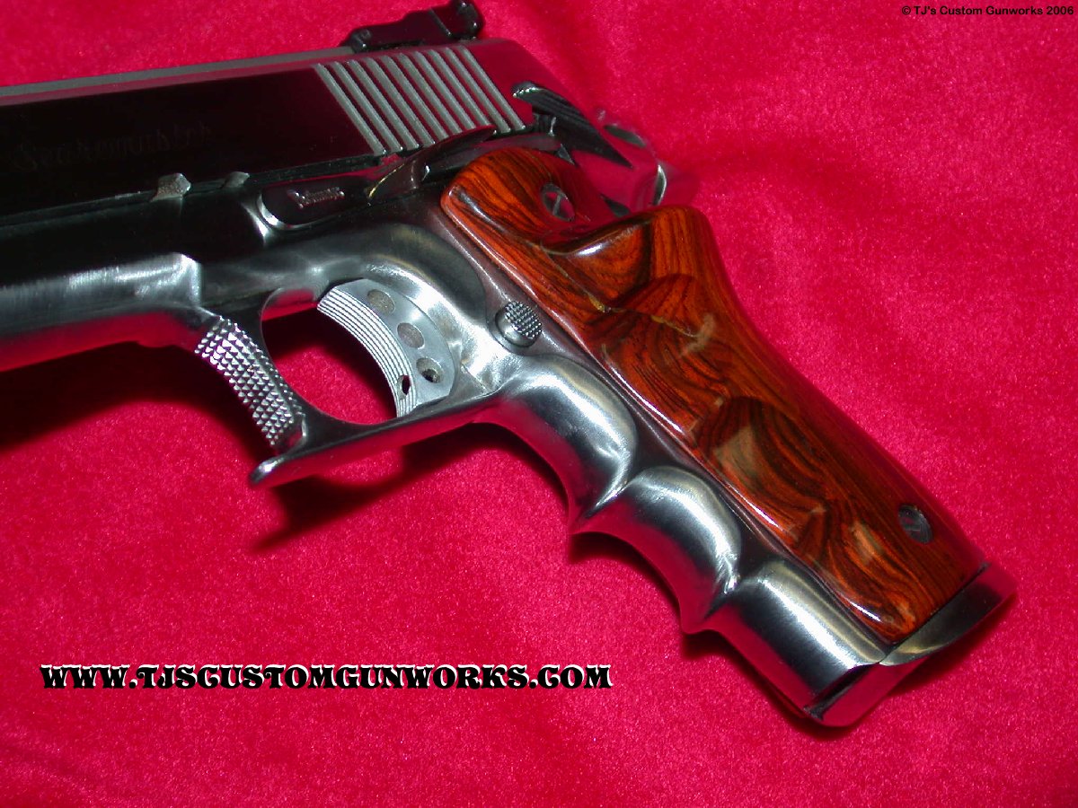Custom Finger Groove Stainless 1911 .45 Comp Gun 2